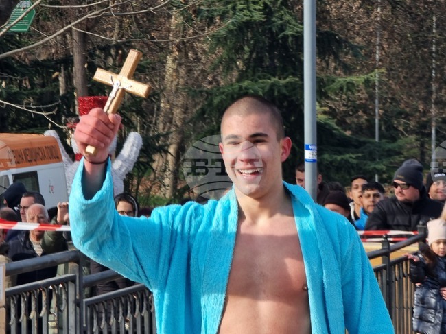 Богоявленския кръст от ледените води на Тунджа в Ямбол извади 17-годишният Наско Додов