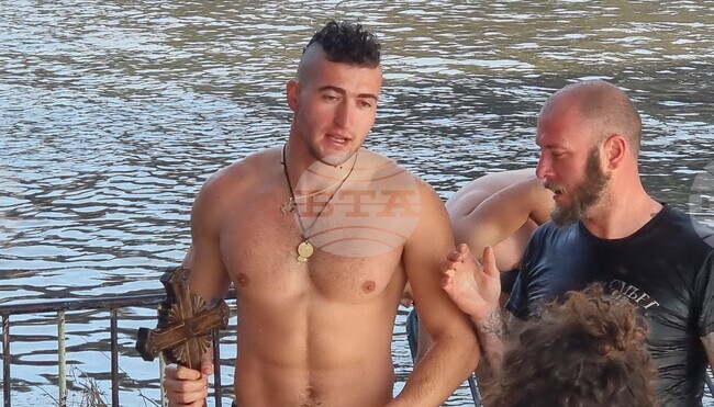 Богоявленският кръст в Ловеч бе спасен от 21-годишния Павел Георгиев 