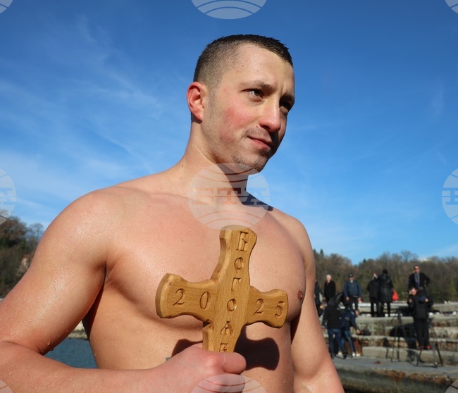 Ватерполистът Александър Аенски спаси кръста във водите на Черно море във Варна