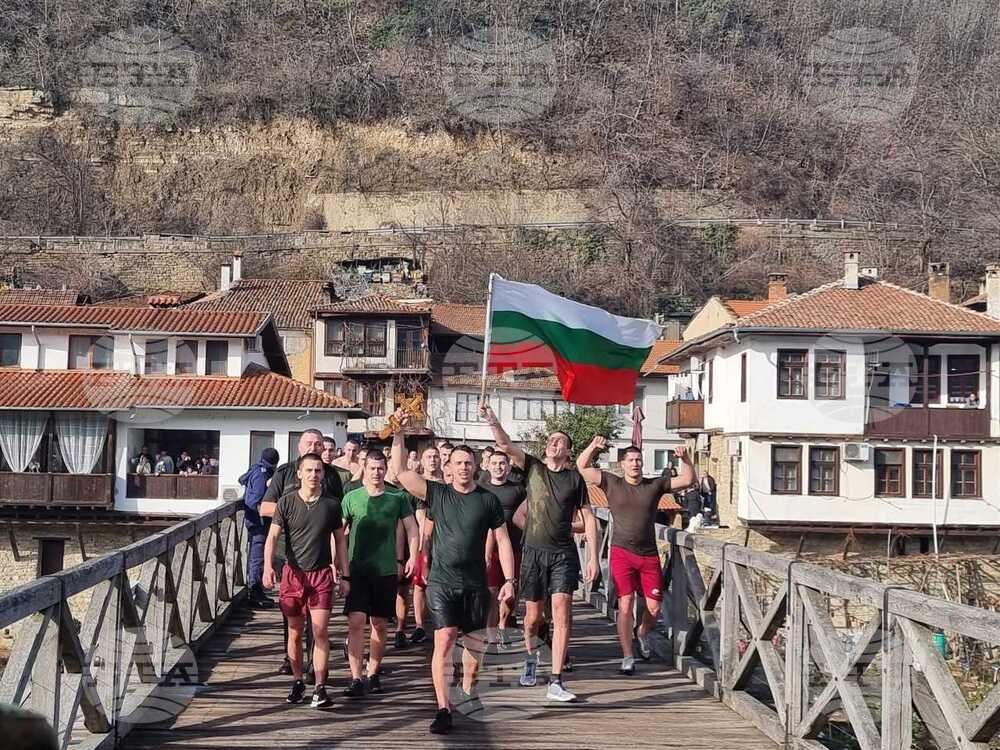 Курсант Калоян Калчев на 19 г. от Националния военен университет „Васил Левски“ спаси богоявленския кръст във Велико Търново