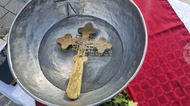 Общините Търговище, Попово и Омуртаг подготвят ритуално спасяване на богоявленския кръст според празничната традиция за Йордановден