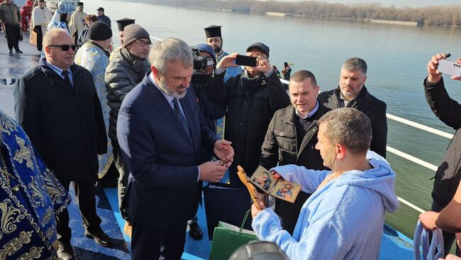 ОА Русе: 53-годишният Венцислав Николов извади кръста на Богоявление в Русе