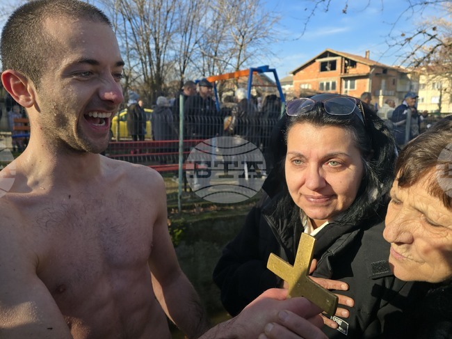 Четирима младежи спасиха богоявленския кръст в Петрич
