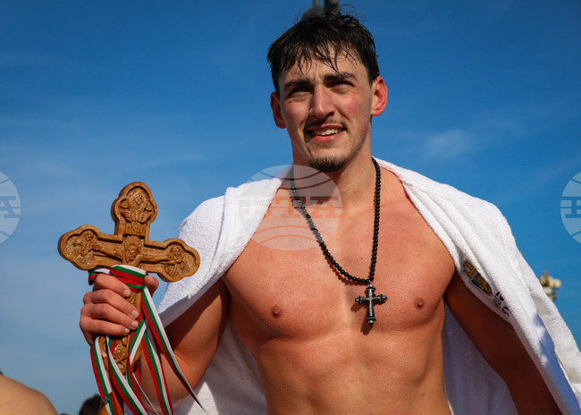 Калин Узунов хвана кръста в морето край Бургас