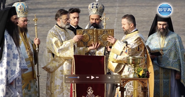 Патриарх Даниил отслужи Велик богоявленски водосвет пред патриаршеската катедрала "Св. Александър Невски"