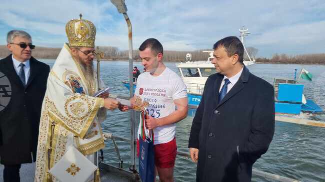 Двадесет и три годишният Галин Стоев извади кръста от водите на Дунав край Силистра за втора поредна година
