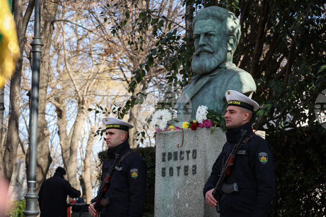 С поезия, военни почести и венци в Бургас бе отбелязана 177-ата годишнина от рождението на Христо Ботев 