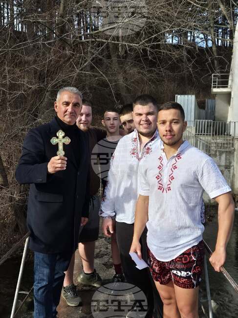 Над сто жители на община Гурково събра традиционният богоявленски ритуал