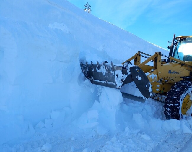Продължава разчистването на триметровите преспи на Троянския проход