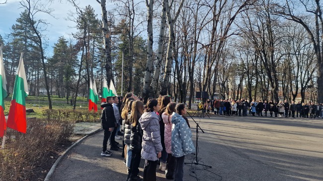 Пред паметника на Ботев в Разград отбелязаха годишнината от рождението му с рецитация на стихове и цветя