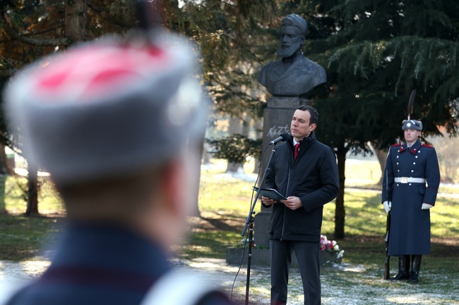Трябва да сведем глава пред подвига и саможертвата на Христо Ботев, каза кметът на София Васил Терзиев