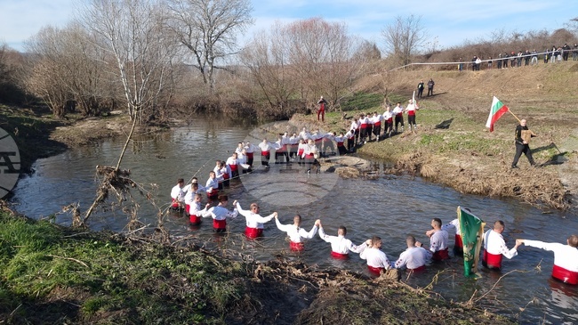 Благотворително хоро ще се играе във водите на реката в Харманли, след изваждането на богоявленския кръст