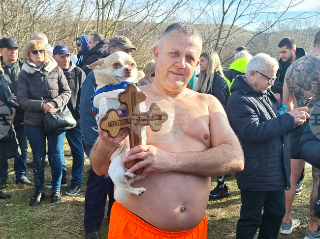 Военнослужещ спаси богоявленския кръст от водите на река Вит край Плевен