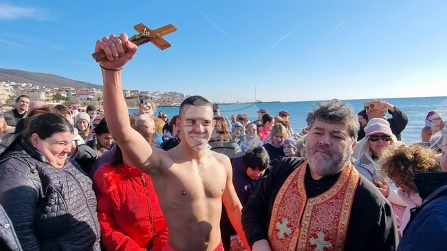 Смелчаци ще скачат в студените морски води на Богоявление край Свети Влас