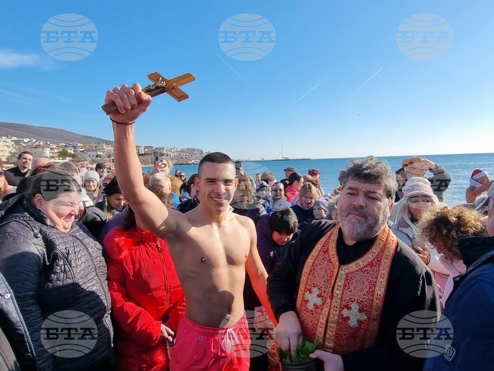 Шестнадесетгодишен ученик от Мездра извади кръста на Богоявление в Свети Влас