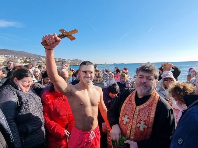 Шестнадесетгодишен ученик от Мездра извади кръста на Богоявление в Свети Влас