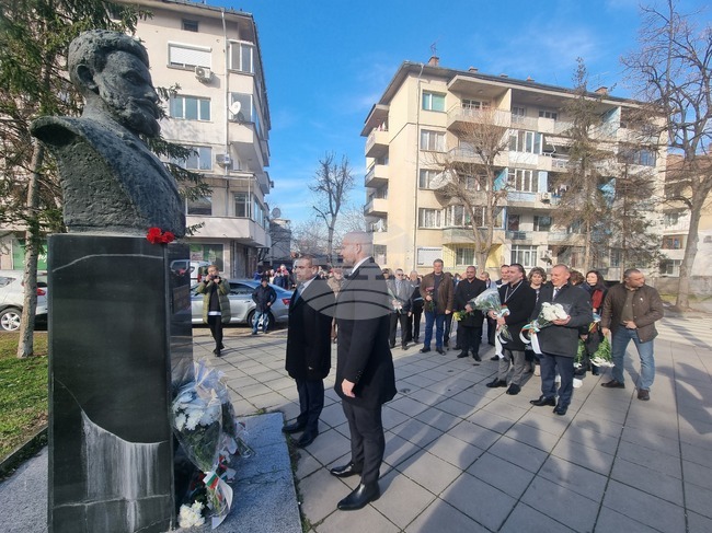 В Плевен бяха отбелязани 177 години от рождението на Христо Ботев