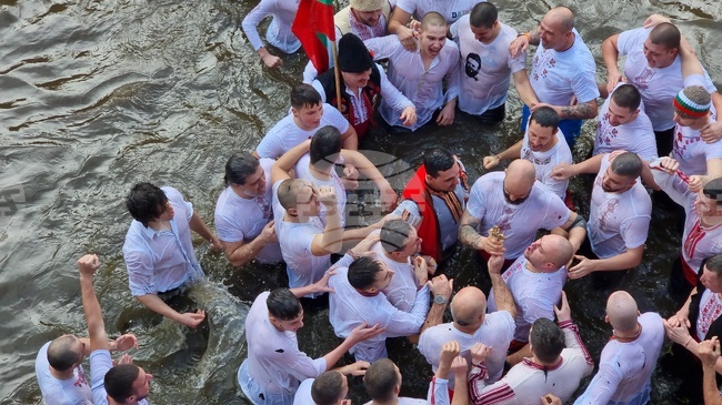 Рекорден брой мъже се хвърлиха да спасяват кръста във водите на р. Лева край Враца