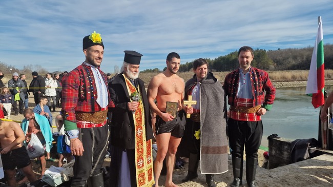 Стефан Иванов от Варна извади богоявленския кръст от водите на язовир „Пчелина 2“ край Разград