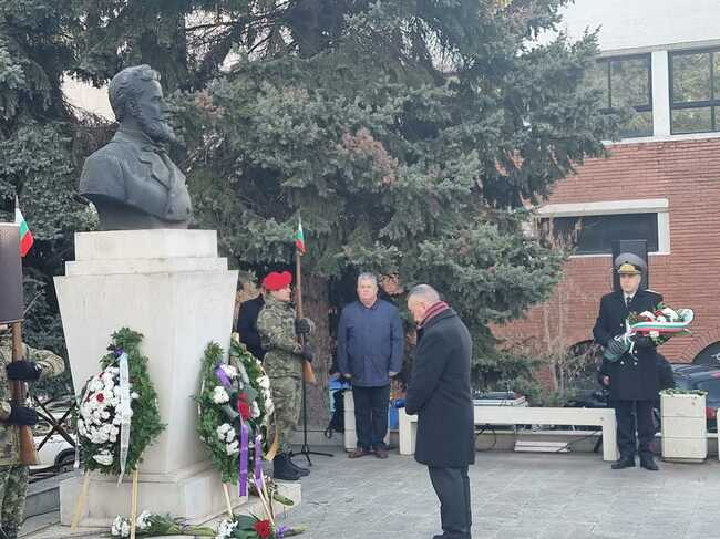 Във Велико Търново се състоя общоградско поклонение и военен ритуал в чест на 177 години от рождението на Христо Ботев