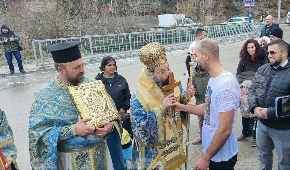 Инж. Христо Герджиков спаси кръста на богоявленски водосвет в Смолян