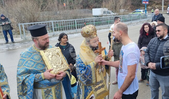Инж. Христо Герджиков спаси кръста на богоявленски водосвет в Смолян