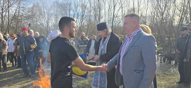 Абитуриент от Средно училище "Христо Ботев" извади богоявленския кръст от водите на река Тунджа в Павел баня