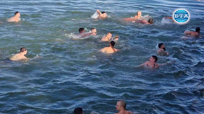 Воден спасител извади кръста от река Дунав на Богоявление в Русе