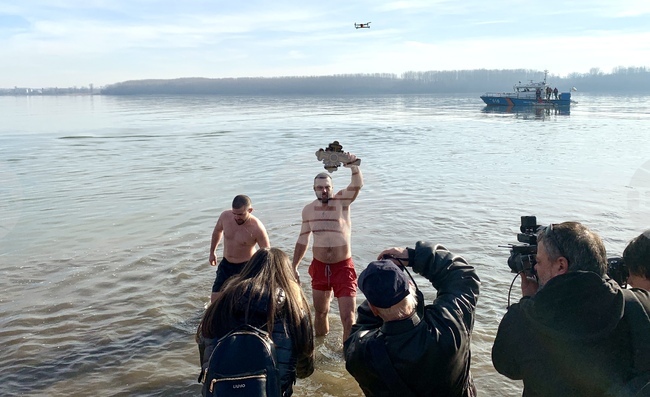 Красимир Топчийски извади кръста на Богоялвение от водите на река Дунав във Видин