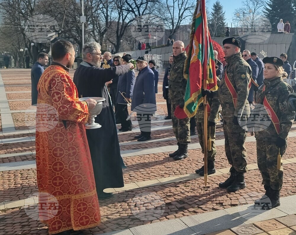 Бойни знамена и знамена-светини на Българската армия бяха осветени в Шумен на днешния християнски празник Богоявление
