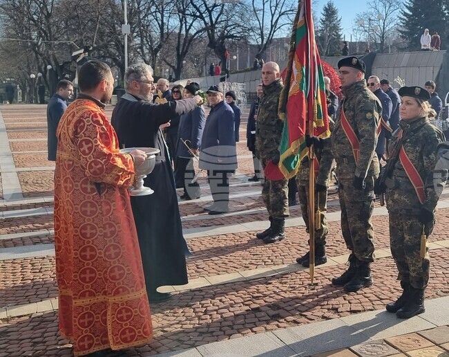 Бойни знамена и знамена-светини на Българската армия бяха осветени в Шумен на днешния християнски празник Богоявление
