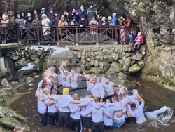 Ники Илчев хвана богоявленския кръст в курортен комплекс „Вили Костенец“