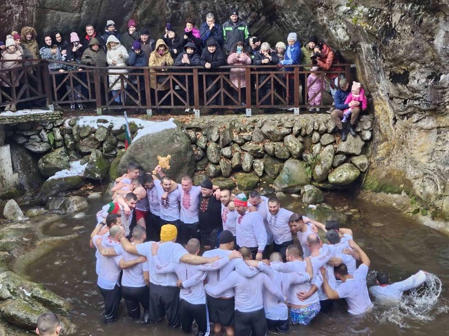 Ники Илчев хвана богоявленския кръст в курортен комплекс „Вили Костенец“