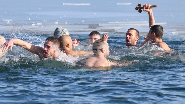 Кръстът за Богоявление ще бъде хвърлен в ледените води на езерото в столичния квартал "Дружба" 1
