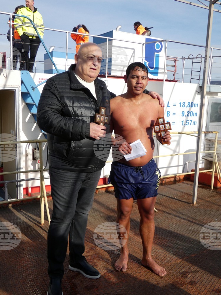 Седем смелчаци скочиха в ледените води на река Дунав край Лом, а кръста извади Ани Крумов