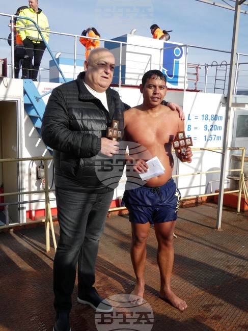 Седем смелчаци скочиха в ледените води на река Дунав край Лом, а кръста извади Ани Крумов