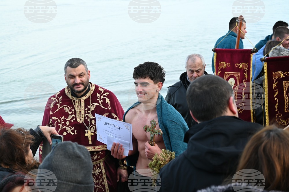 Младеж на седемнадесет години извади кръста от водите на Дунав при Тутракан