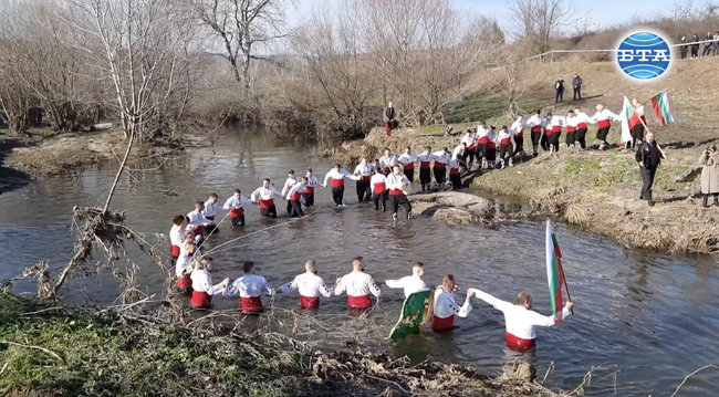 Над 40 младежи и мъже играха благотворително ледено хоро в река Харманлийска на днешното Богоявление