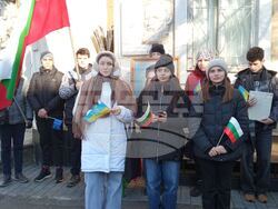 Полагане на цветя по случай 177-та годишнина от рождението на Христо Ботев пред барелефа му, поставен на сградата на Втора бивша гимназия в гр. Одеса, където Ботев е учил от 1863 до 1865 г. Снимки: БТА - Одеса