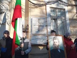 Полагане на цветя по случай 177-та годишнина от рождението на Христо Ботев пред барелефа му, поставен на сградата на Втора бивша гимназия в гр. Одеса, където Ботев е учил от 1863 до 1865 г. Снимки: БТА - Одеса