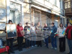 Полагане на цветя по случай 177-та годишнина от рождението на Христо Ботев пред барелефа му, поставен на сградата на Втора бивша гимназия в гр. Одеса, където Ботев е учил от 1863 до 1865 г. Снимки: БТА - Одеса