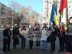 Полагане на цветя по случай 177-та годишнина от рождението на Христо Ботев пред барелефа му, поставен на сградата на Втора бивша гимназия в гр. Одеса, където Ботев е учил от 1863 до 1865 г. Снимки: БТА - Одеса