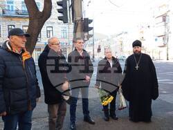 Полагане на цветя по случай 177-та годишнина от рождението на Христо Ботев пред барелефа му, поставен на сградата на Втора бивша гимназия в гр. Одеса, където Ботев е учил от 1863 до 1865 г. Снимки: БТА - Одеса