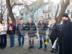 Полагане на цветя по случай 177-та годишнина от рождението на Христо Ботев пред барелефа му, поставен на сградата на Втора бивша гимназия в гр. Одеса, където Ботев е учил от 1863 до 1865 г. Снимки: БТА - Одеса