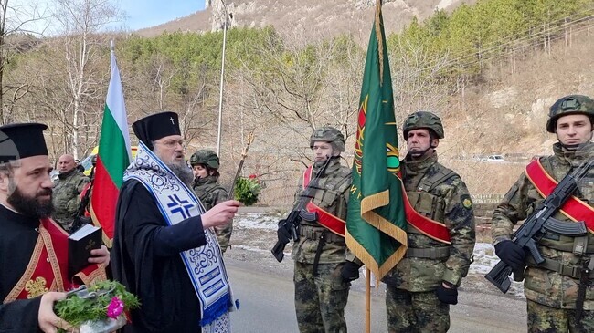 Врачанският митрополит Григорий освети бойните знамена на Военно формирование 54 990