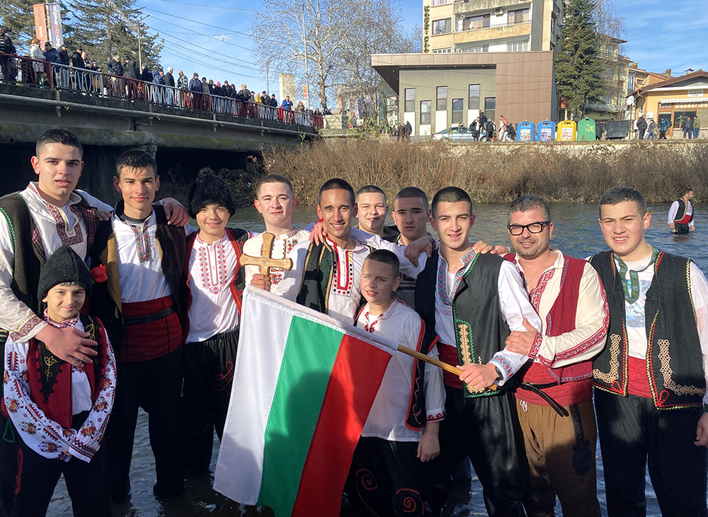 Петнадесетгодишният Петър Добрев извади кръста от водите на река Златна Панега в Луковит