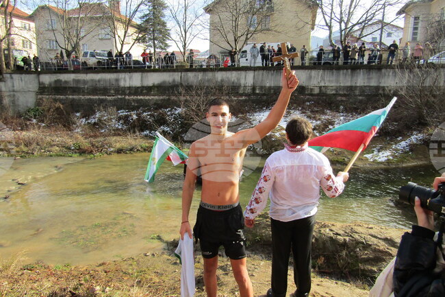 Ученик спаси кръста на Богоявление във Вършец, 26 младежи скочиха в река Ботуня