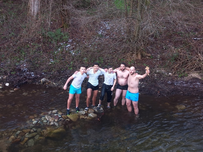 Мартин Доцински извади богоявленския кръст от водите на Стакевска река