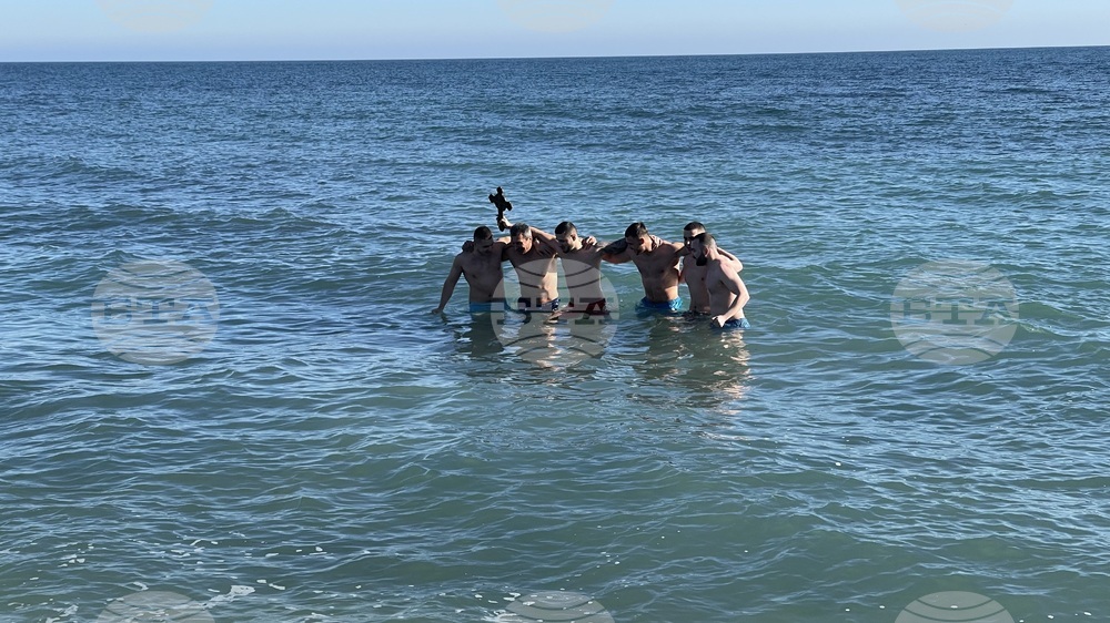 На три места в община Шабла смелчаци скочиха за кръста в морските води