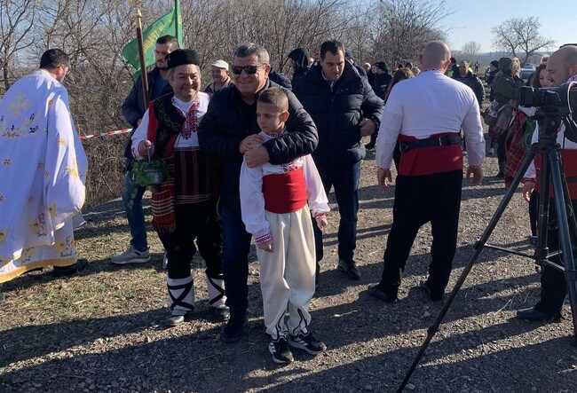 Деветгодишният Божидар Петров спаси богоявленския кръст в Камено 